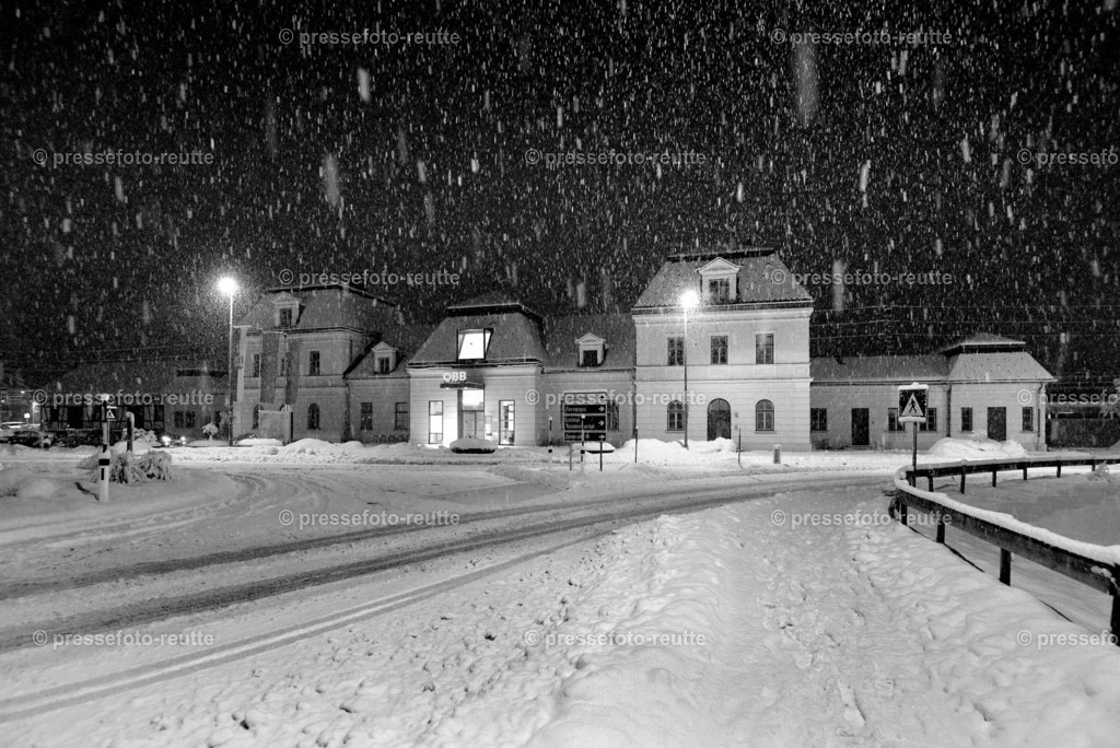 05-BDB-Reutte-Schneefall+Weihnachtslichter-08Dez2021-BAHNHOF-WTV_0055-SW | Info aus dem Bezirk Reutte/Ausserfern Tirol sowie eine umfangreiche Bilddatenbank über die gesamte Region: Lechtal, Talkessel Reutte, Tannheimertal, Zwischentoren. Lech, Plansee, Zugspitze, Grenztunnel, B179, Fernpassstraße, Verkehr, Lawinen, Tradition, - Realisiert mit Pictrs.com