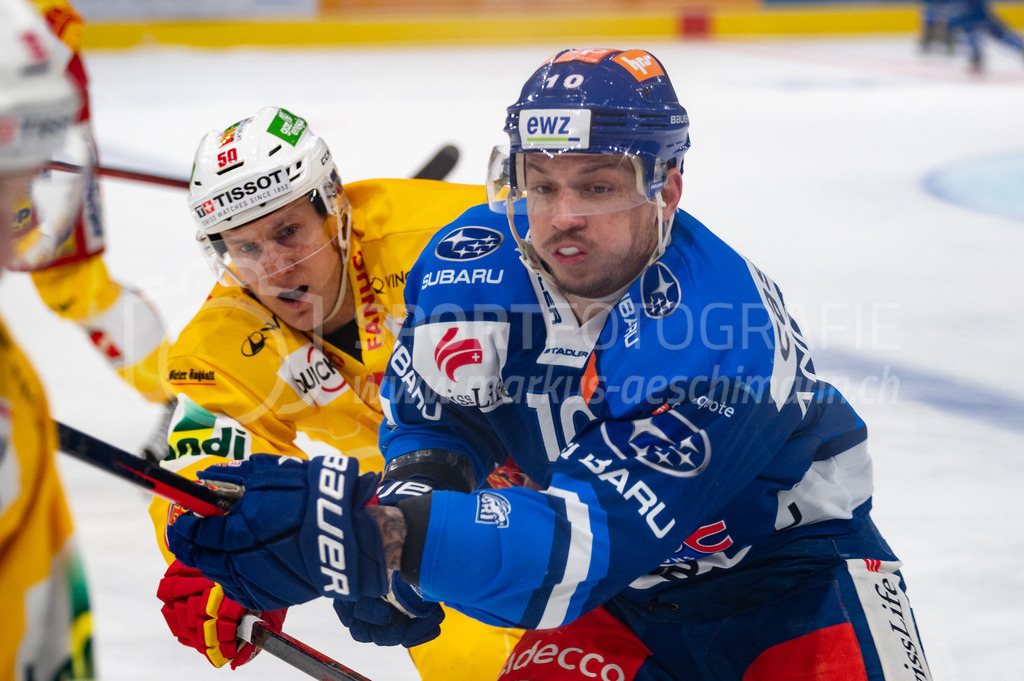 Playoffs: ZSC Lions - EHC Biel-Bienne | 27.03.2022, Zürich, Hallenstadion, Playoffs: ZSC Lions - EHC Biel-Bienne, #50 Viktor Lööv (Biel) gegen #10 Sven Andrighetto (ZSC). - Realisiert mit Pictrs.com