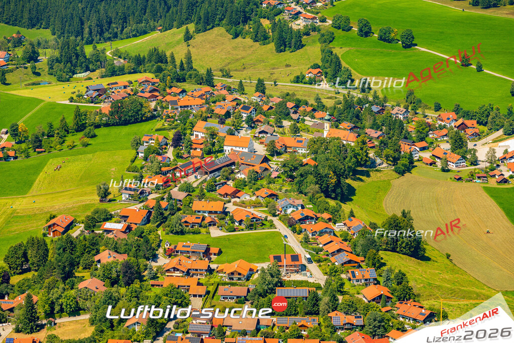 Luftaufnahme der Stadt Wildsteig - Die Luftaufnahme wurde 2025 vom UL-Flugzeug heraus erstellt ( keine Drohne ) - Hochauflösende Luftaufnahme - für professionelle Ausdrucke geeignet. Die Geschenkidee !Mit Lizenz und Bildrechte bestellbar