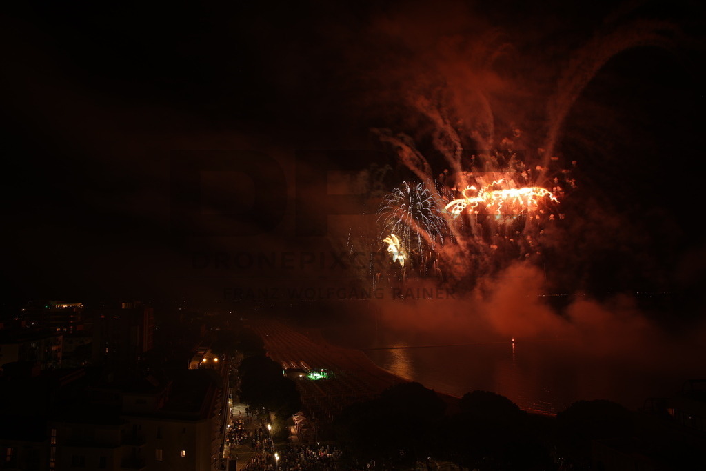 Ferragosto Fireworks in Grado, Italy | GRADO, ITALY, 15.AUG.26 - FIREWORKS - Ferragosto fireworks over the Adriatic Sea in Grado, Italy. Colorful fireworks light up the night sky above the beach, coastline and waterfront during the traditional summer celebration. - Realisiert mit Pictrs.com