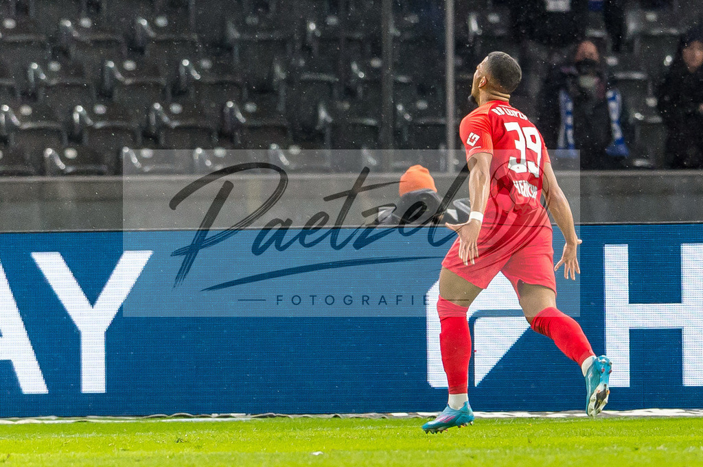 BSCRBL20220220_038 | Fussball, Herren: Benjamin Henrichs (RB Leipzig) Torjubel, jubelt nach seinem Treffer zum 0:1 bei dem Spiel der 1. Bundesliga zwischen Hertha BSC und RB Leipzig im Olypiastadion am 20.02.2022 in Berlin, Deutschland.DFB / DFL REGULATIONS PROHIBIT ANY USE OF PHOTOGRAPHS AS IMAGE SEQUENCES AND/OR QUASI-VIDEO. - Realisiert mit Pictrs.com