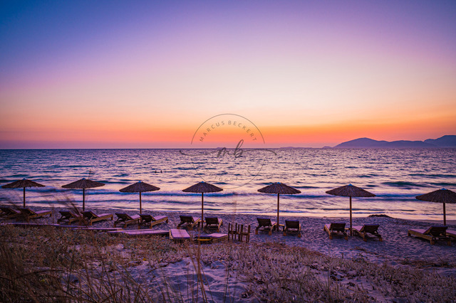 Sonnenuntergang am Strand von Kos | Professionelle Natur- & Landschaftsfotos als Poster, auf Leinwand & viele mehr. Wähle aus einer Vielzahl an Formaten & Materialien Dein perfektes Bild. - Realisiert mit Pictrs.com