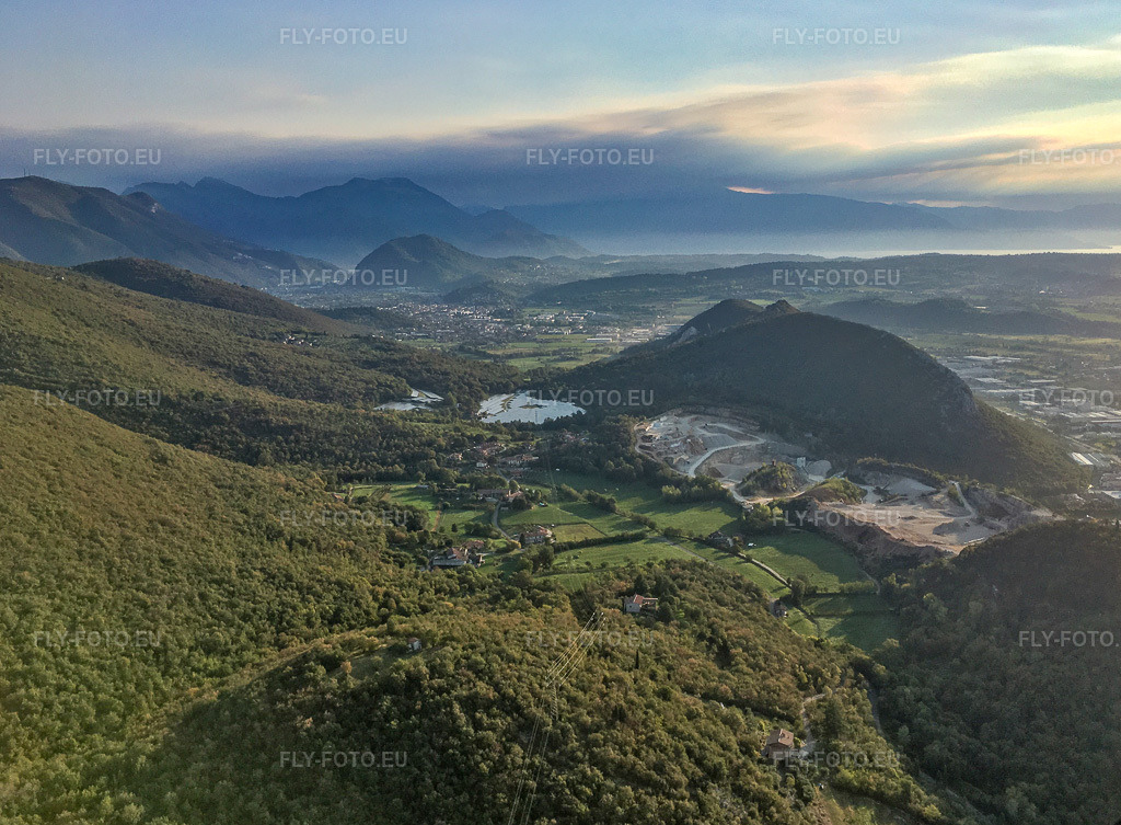 Vue aérienne: Buco Del Frate à Paitone dans le département Brescia, Italie. Photo: IMG-135042.jpg prise le 23/09/2022 par Werner Riehm/FLY-FOTO.eu – Résolution de l'original: 3579 x 2632 px