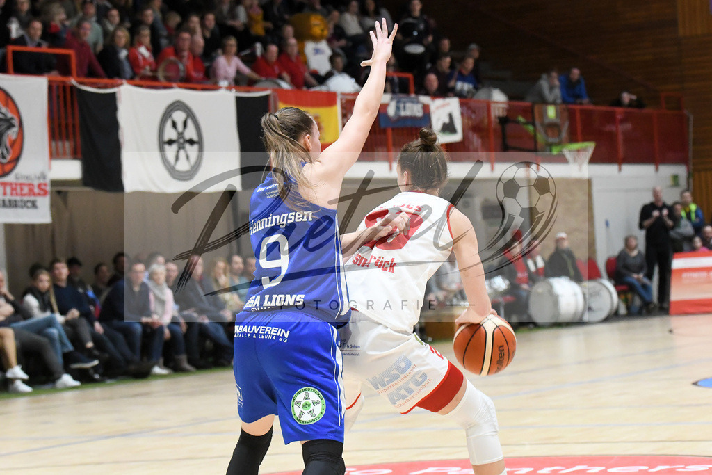 20200126_PANHAL_0041 | Basketball, Frauen: Anken-Viktoria Henningsen (GISA LIONS SV Halle) und Kata Takacs (GiroLive-Panthers Osnabrück) im Zweikampf beim Spiel der Toyota DBBL zwischen GiroLive-Panthers Osnabrück vs. GISA LIONS SV Halle am 26.01.2020 im Panthers Dome in Osnabrück, Deutschland.(Foto von Nico Paetzel) - Realisiert mit Pictrs.com