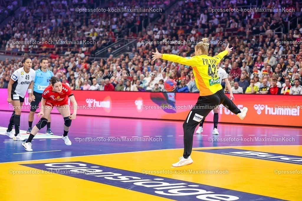 IHF04122501053 | 04.12.2025, Handball WM Frauen, Hauptrunde, Deutschland - Montenegro, 27th IHF Women's Handball World Championship, Westfalenhalle Dortmund: Katharina Filter (GER #42) verteidigt gegen Jelena Vukcevic (Montenegro #15) 