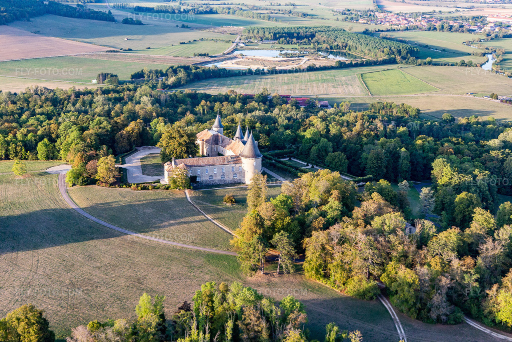 Aerial view: Chateau de Bourlémont in Frebécourt in the state Vosges, France. – Photo: IMG_118314.jpg taken on 09/15/2019 by Werner Riehm/FLY-FOTO.com – Resolution of the original: 5472 x 3648 px