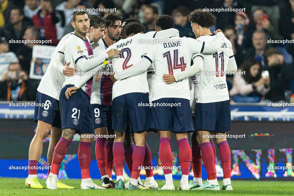 9L6A0857 | Joie des joueurs de l'equipe de Paris Saint-Germain (PSG) apres le but de Ousmane Dembélé #10 (PSG) - Realisiert mit Pictrs.com