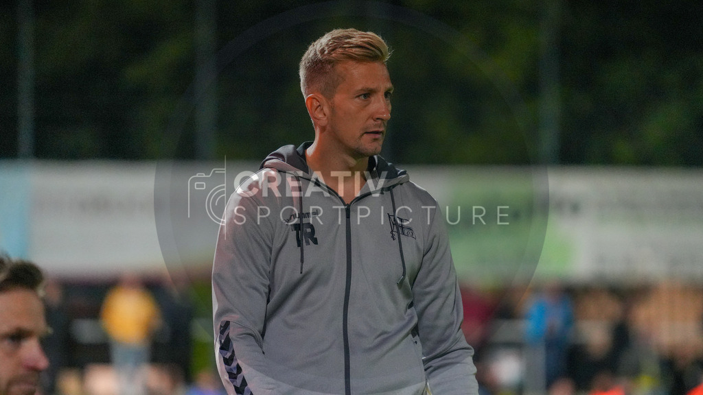 Fußball, Herren, Saison 2025/2026, Regionalliga Nordost, 8. Spieltag, FSV 63 Luckenwalde vs. FC Hertha 03 Zehlendorf, Dienstag 16.09.2025, Werner-Seelenbinder-Stadion Luckenwalde, | Fußball, Herren, Saison 2025/2026, Regionalliga Nordost, 8. Spieltag, FSV 63 Luckenwalde vs. FC Hertha 03 Zehlendorf, Dienstag 16.09.2025, Werner-Seelenbinder-Stadion Luckenwalde, Im Bild: Tillman Käpnick (Trainer Zehlendorf) - Realisiert mit Pictrs.com