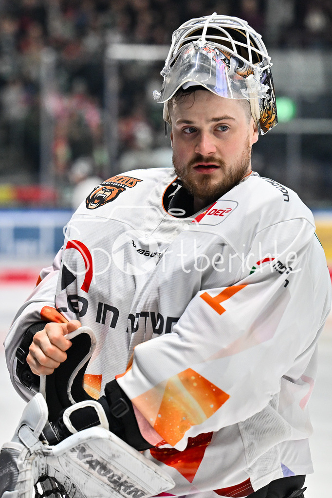 Augsburger Panther - Grizzlys Wolfsburg | AUGSBURG, GERMANY - 15. MARCH: Im Bild Dustin STRAHLMEIER (Grizzlys Wolfsburg 1) / Einzelfoto / Freisteller vor dem Match zwischen den Augsburger Panthern und den Grizzlys Wolfsburg am 52. Spieltag der Penny DEL im Curt Frenzel Stadion