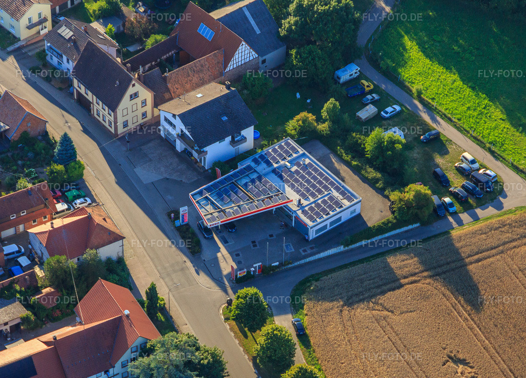 Luftbild: Esso Tankstelle Kurt Pfalzgraf in Oberhausen im Bundesland Rheinland-Pfalz in Deutschland. Foto: IMG_149433.jpg vom 18.07.2025 durch Werner Riehm/FLY-FOTO.de