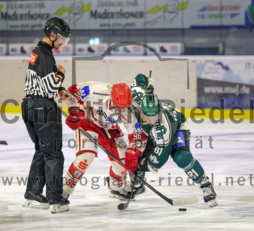 2025-09-12_147_TSV_Erding_gegen_EV_Landshut | Erding, Deutschland, 12.09.2025:Eishockey, Oberliga Süd 2025 / 2026, Testspiel, TSV Erding gegen EV Landshut, Endergebnis: 4:6Seonwoo Park (EV Landshut, #96), Maximilian Forster (Erding Gladiators, #81)Foto: Christian Riedel / fotografie-riedel.net