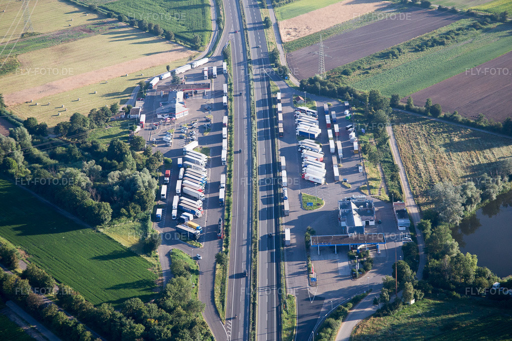 Luftbild: Autobahn Raststätte an der Verkehrsführung und den Fahrtrichtungen der BAB 61 im Ortsteil Dannstadt in Dannstadt-Schauernheim im Bundesland Rheinland-Pfalz in Deutschland. Foto: IMG_091666.jpg vom 10.07.2016 durch Werner Riehm/FLY-FOTO.de