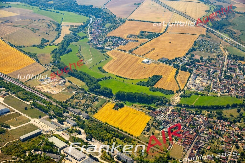 Übersichts Bild Karsdorf - Die Luftaufnahme wurde 2025 vom UL-Flugzeug heraus erstellt ( keine Drohnenaufnahme ) - Hochauflösende Luftaufnahme - für Wandbilder und großformatige Ausdrucke geeignet. Das besondere Geschenk!Hier alle&nbsp;Infos zur Lizenzierung der LuftaufnahmeWir fliegen auch dieses Jahr wieder in Ihre Region um Luftbilder zu erstellen.- Luftbild anfragen