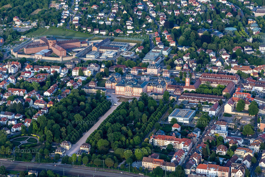 Luftbild: Schloss und Schlossgarten Bruchsal in Bruchsal im Bundesland Baden-Württemberg in Deutschland. Foto: IMG_133475.jpg vom 12.07.2022 durch Werner Riehm/FLY-FOTO.deSchloss Bruchsal