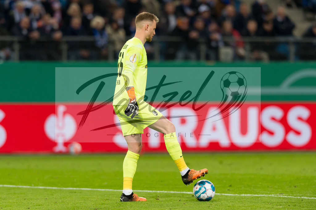 HSVSCF20220419_358 | Fussball, Herren: Torwart Mark Flekken (SC Freiburg) in Aktion, am Ball, Einzelaktion beim DFB-Pokal-Halbfinalspiel zwischen Hamburger SV und SC Freiburg im Volksparkstadion am 19.04.2022 in Hamburg, Deutschland.DFB / DFL REGULATIONS PROHIBIT ANY USE OF PHOTOGRAPHS AS IMAGE SEQUENCES AND/OR QUASI-VIDEO. - Realisiert mit Pictrs.com