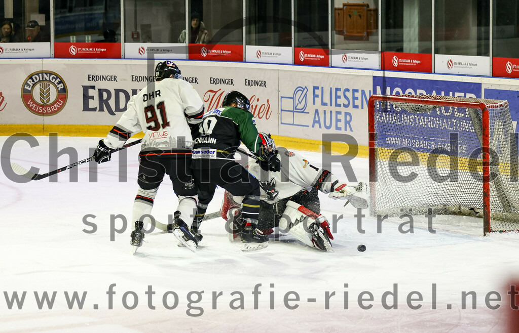2022-09-30_128_TSV_Erding_gegen_EV_Dingolfing | Erding, Deutschland, 30.09.2022:
Eishockey, Bayernliga 2022 / 2023, Testspiel, TSV Erding gegen EV Dingolfing, Endergebnis: 3:4

Max Ohr (EV Dingolfing, #91), Marc Barchmann (Erding Gladiators, #10), Torwart Dennis Jedrus (EV Dingolfing, #1)

Foto: Christian Riedel / fotografie-riedel.net