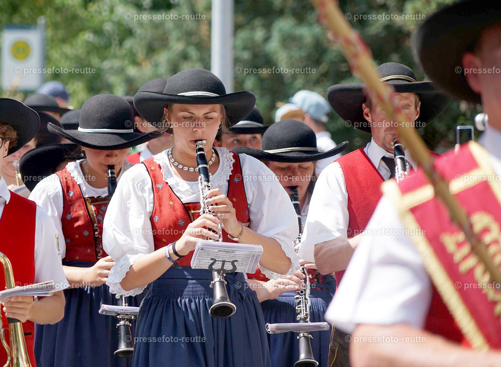 e33-news-2023-Juli23-Regimentsschuetzenfest3-Steeg-UMZUG_DORF-DSC07498 | Info aus dem Bezirk Reutte/Ausserfern Tirol sowie eine umfangreiche Bilddatenbank über die gesamte Region: Lechtal, Talkessel Reutte, Tannheimertal, Zwischentoren. Lech, Plansee, Zugspitze, Grenztunnel, B179, Fernpassstraße, Verkehr, Lawinen, Tradition, - Realisiert mit Pictrs.com