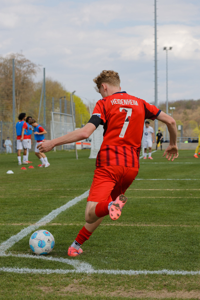 FCHOFK_260418_6-90 | 1.FC Heidenheim 1846 vs. Offenbacher Kickers, Fußball, U17, B-Junioren, NWL, U17-DFB-Nachwusliga, 2025/2026, 10. Spieltag, 18.04.2026 in Heidenheim, Walter-Birkhold-Jugendstadion (Foto: Michael Bulling) - Realisiert mit Pictrs.com