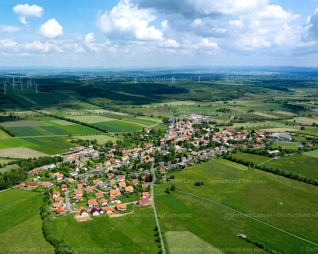 2614040 | ENGELROD 09.06.2006 Landwirtschaftliche Nutzflächen und Feldgrenzen  umsäumen das Siedlungsgebiet des Dorfes in Engelrod im Bundesland Hessen, Deutschland // Agricultural land and field boundaries surround the settlement area of the village  in Engelrod in the state Hesse, Germany Foto: Gerhard Launer