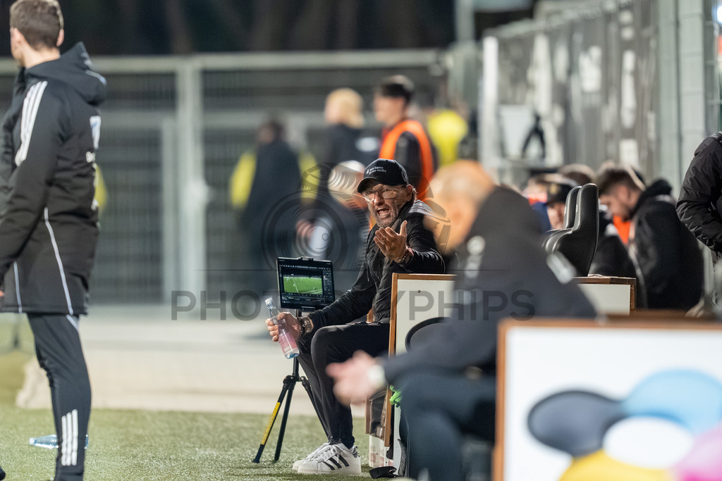 VfB Stuttgart II vs. FC Energie Cottbus, Fussball, 3.Liga, 27. Spieltag, Saison 2025/2026, 03.03.2026 | Claus-Dieter Wollitz (Trainer FC Energie Cottbus) beschwert sich,VfB Stuttgart II vs. FC Energie Cottbus, Fussball, 3.Liga, 27. Spieltag, Saison 2025/2026, 03.03.2026Foto: photosbyphips/Philip Ziegler