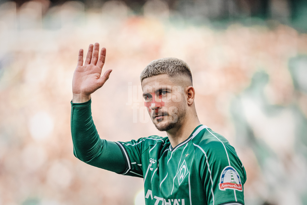 Fußball | Männer | Saison 2025/2026 | 1. Fußball-Bundesliga | 6. Spieltag | SV Werder Bremen vs. FC St. Pauli | 04.10.2025 | Romano Schmid (#20, SV Werder Bremen) läuft in das Stadion ein