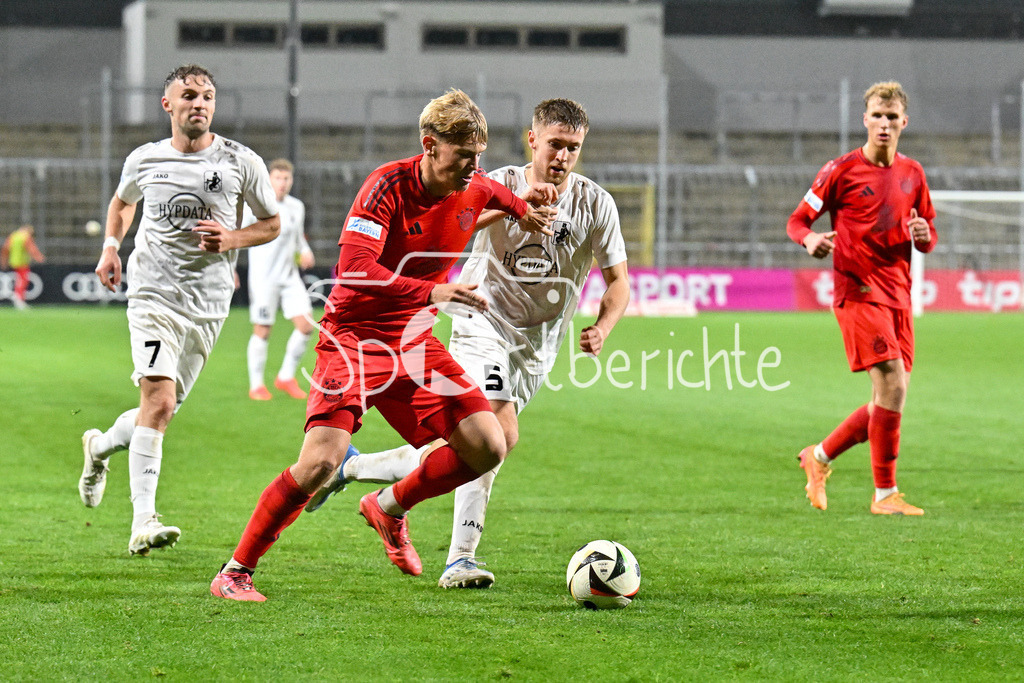 FC Bayern Amateure - TSV Schwaben Augsburg | im Duell Samuel UNSOELD (FC Bayern München II #19) und Dennis RUISINGER (TSV #5) / Zweikampf / Regionalliga Bayern: FC Bayern Muenchen II - TSV Schwaben Augsburg, Gruenwalder Stadion am am 25.10.2024