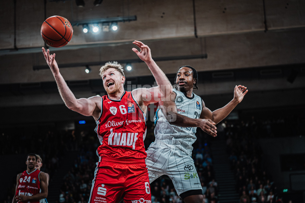 Basketball | Männer | Saison 2024/2025 | easyCredit Basketball Bundesliga | 18. Spieltag | Veolia Towers Hamburg vs. FIT/One Würzburg Baskets | 26.01.2025 | v.l. Maximilian Ugrai (#6, FIT/One Würzburg Baskets) und Jonathan Stove (#22, Veolia Towers Hamburg)