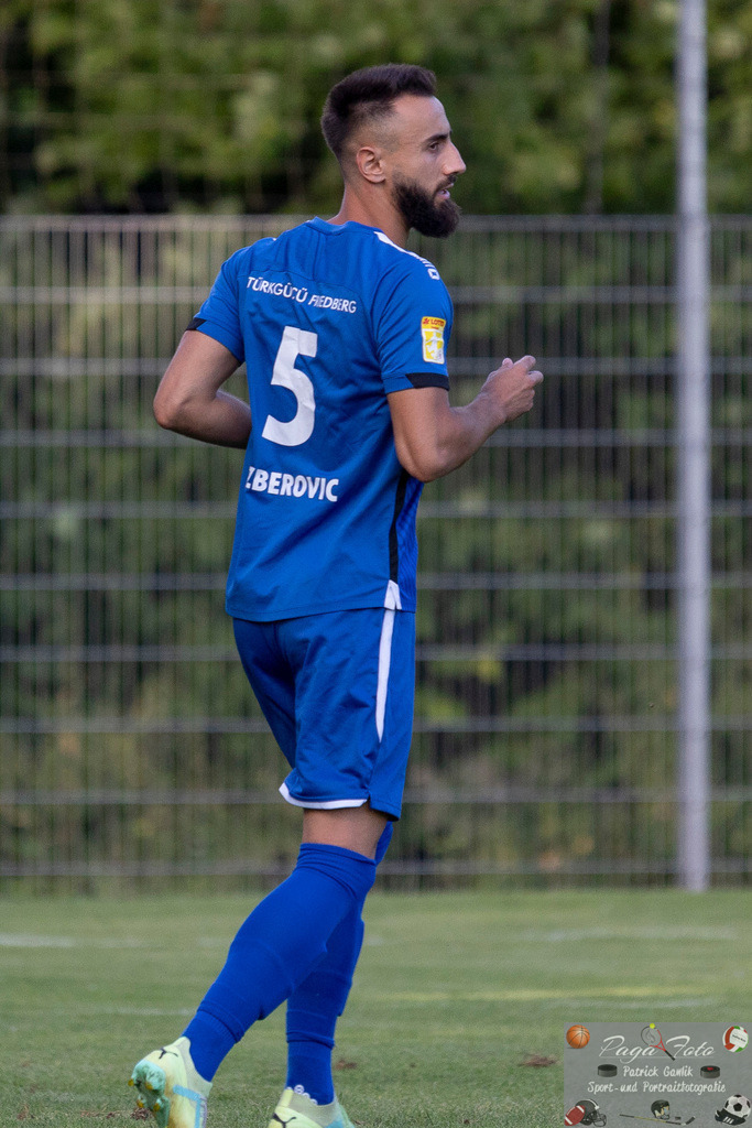 Hessenliga: Türk Gücü Friedberg - FC Eddersheim, 09.08.2024 | Alija Izberovic (Türk Gücü Friedberg #5), Freisteller, Portrait / Porträt, Türk Gücü Friedberg - FC Eddersheim, Friedberg, Städtischer Sportplatz, 9.8.2024 - Realisiert mit Pictrs.com