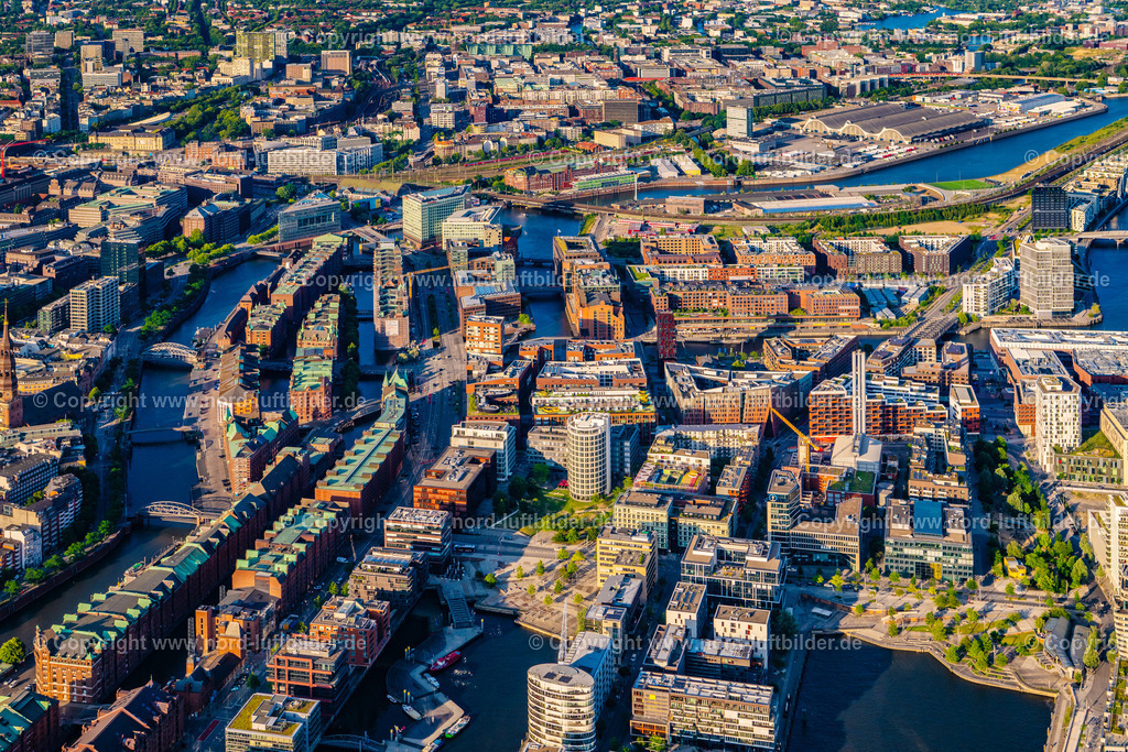 Hamburg_Speicherstadt_Hafencity_ELS_8682160625 | HAMBURG 16.06.2025 Gebäude, Straßen und Kanäle der Hafencity und Speicherstadt in Hamburg, Deutschland. // Buildings, streets and canals of the Hafencity and Speicherstadt in Hamburg, Germany. Foto: Martin Elsen