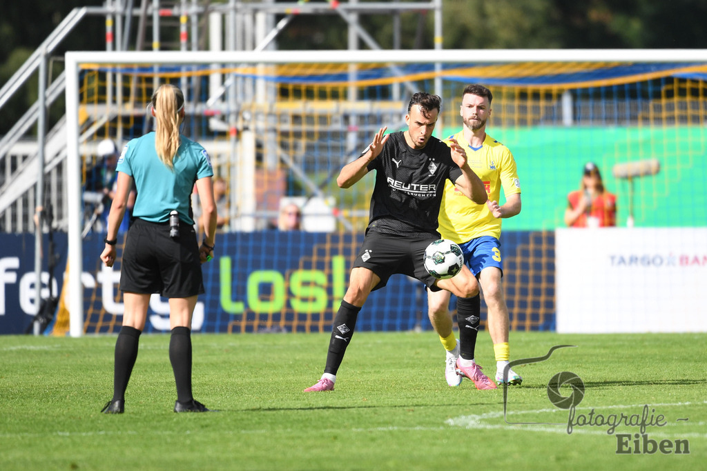 SV Atlas-Delmenhorst-Borussia Mönchengladbach | DFB-Pokal 1. Runde;SV Atlas Delmenhorst (gelb)-Borussia Mönchengladbach (schwarz) am 17.08.2025 in Oldenburg (Marschweg-Stadion), Photo: Philip Eiben 2025 - Realisiert mit Pictrs.com