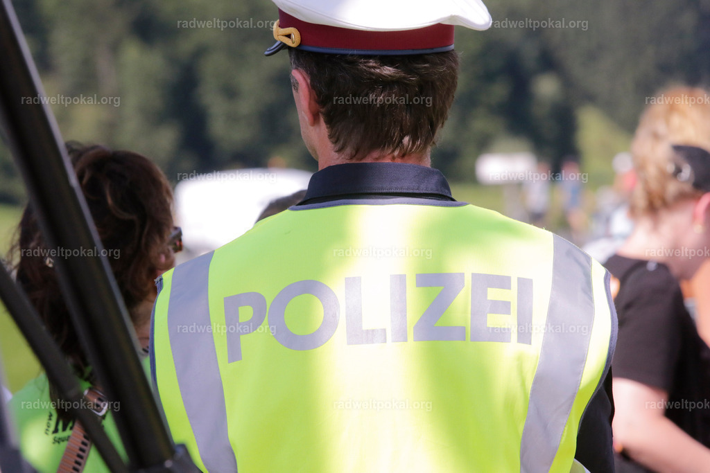 1085_20230817_Bewerb_Maenner_Muehlanger | AUT - OESTERREICH, 2023-08-16: SPORT RENNRAD-FAHREN - 55. INTERNATIONALER RADWELTPOKAL IN ST. JOHANN IN TIROL  - Vintage-Radrennen mit WM-Bronze-Medaillen-Siegerin Christina Schweinberger, den Teilnehmer und Alexander Baumann (vom Orginastions-Team) - TAG 2 BEWERB MAENNER IN SECHS GRUPPEN  ; Foto: Roland Muehlanger