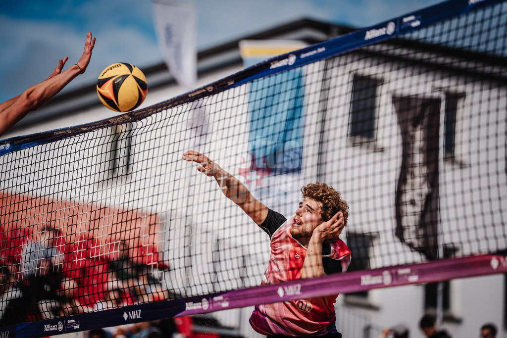 Beachvolleyball | Männer | Allianz German Beach Tour 2025 | Tourstop Berlin | 23.08.2025 | Luis Henrichs beim Angriff