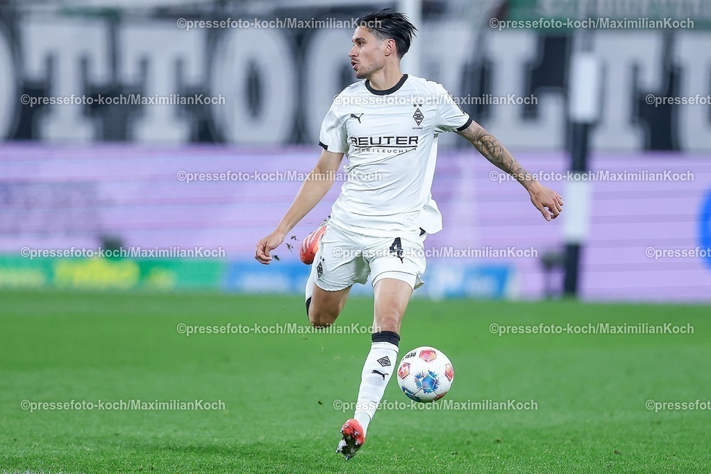 BMG05102502183 | 05.10.2025, Fußball, Borussia Mönchengladbach - SC Freiburg, 1. Fußball Bundesliga, Borussia-Park, Saison 2025 2026: Kevin Diks&nbsp;(Borussia Mönchengladbach #04) DFB regulations prohibit any use of photographs as image sequences and or quasi-video.