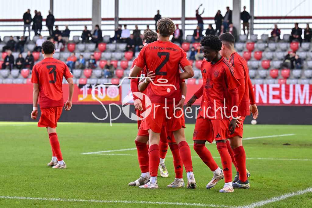 FC Bayern München U19 - SpVgg Unterhaching U19 | Jubel der Bayern nach dem Treffer zum 2-1 durch Magnus DALPIAZ (FC Bayern München U19 #2) / Freude / Happy / Tor / Torschuetze