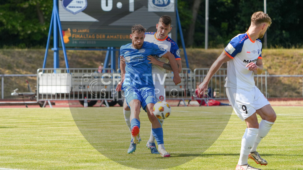 Fußball, Herren, Saison 2024/2025, Finaltag der Amateure 2025, Landespokal Brandenburg, Finale, VfB 1921 Krieschow vs. RSV Eintracht 1949, Samstag 24.05.2025, Volksparkstadion Neuruppin, | Fußball, Herren, Saison 2024/2025, Finaltag der Amateure 2025, Landespokal Brandenburg, Finale, VfB 1921 Krieschow vs. RSV Eintracht 1949, Samstag 24.05.2025, Volksparkstadion Neuruppin, Im Bild: Luca Krüsemann (l. RSV) und Tobias Gerstmann (r. Krieschow) - Realisiert mit Pictrs.com