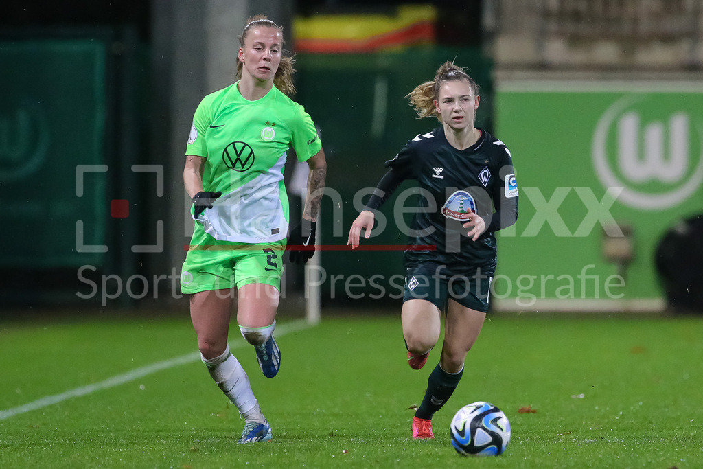 Fussball, DFB-Pokal Frauen, VfL Wolfsburg - SV Werder Bremen | v.li.: Lynn Wilms (VfL Wolfsburg, 2) und Michelle Weiß (SV Werder Bremen, 8) im Laufduell, Zweikampf, Duell, Dynamik, Aktion, Action, Spielszene, DIE DFB-RICHTLINIEN UNTERSAGEN JEGLICHE NUTZUNG VON FOTOS ALS SEQUENZBILDER UND/ODER VIDEOÄHNLICHE FOTOSTRECKEN. DFB REGULATIONS PROHIBIT ANY USE OF PHOTOGRAPHS AS IMAGE SEQUENCES AND/OR QUASI-VIDEO.