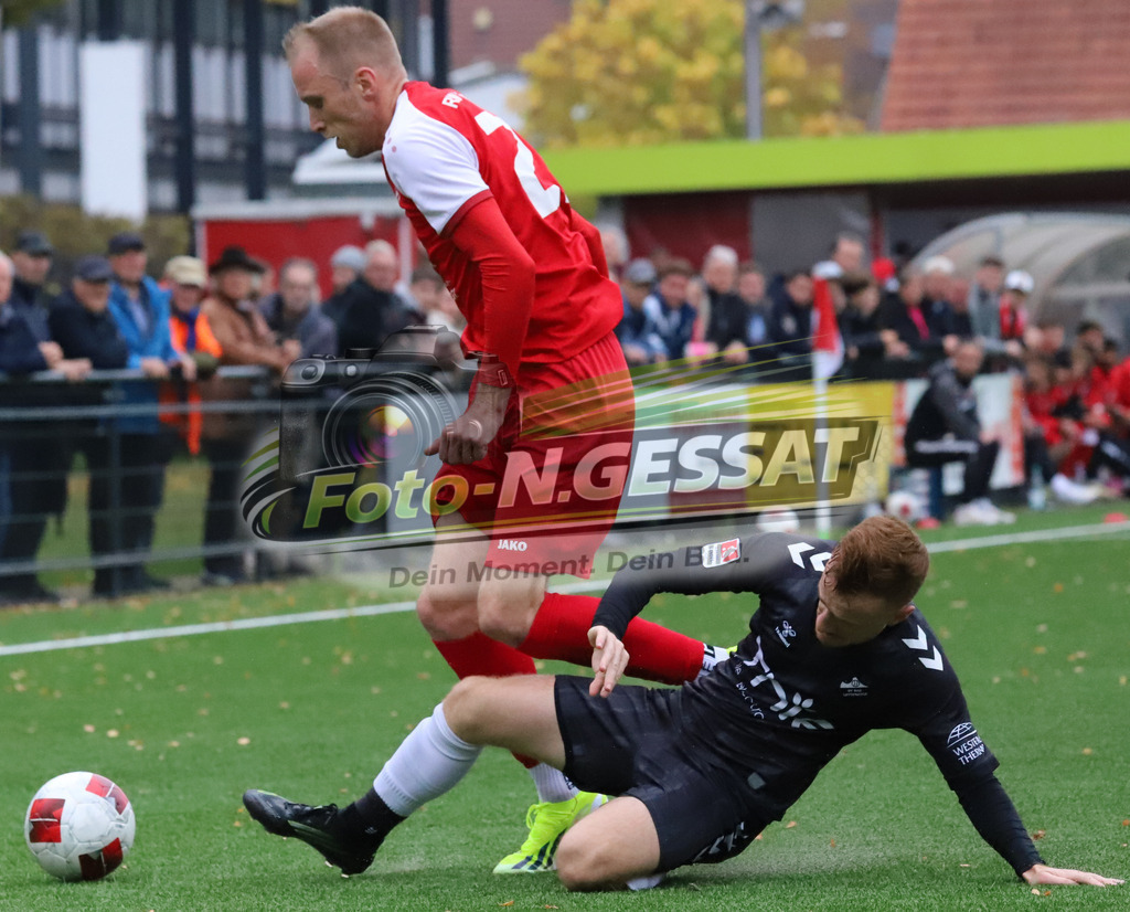 FC RW Kirchlengern - BV Bad Lippspringe | Auf dem Bild zu sehen: rot FC RW Kirchlengern: Lennard Wüllner ; schwarz BV Bad Lippspringe: Dino NesicFC RW Kirchlengern, BV Bad Lippspringe, Saison 25/26, Landesliga, Kirchlengern, Deutschland - Realisiert mit Pictrs.com