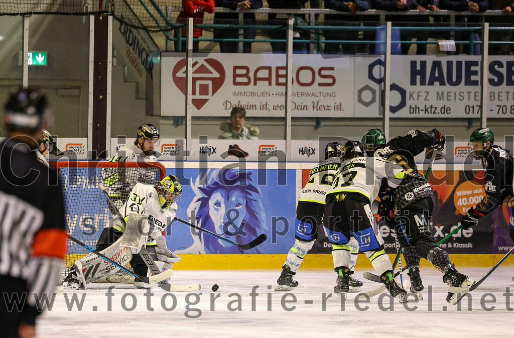2024-02-23_015_TSV_Erding_gegen_ERSC_Amberg | Erding, Deutschland, 23.02.2024:
Eishockey, Bayernliga Playoffs 2023 / 2024, 3. Spieltag, TSV Erding gegen ERSC Amberg, Endergebnis: 2:3 n. V.

Torwart Timon Bätge (ERSC Amberg, #31), Andreas Pielmeier (ERSC Amberg, #72)

Foto: Christian Riedel / fotografie-riedel.net