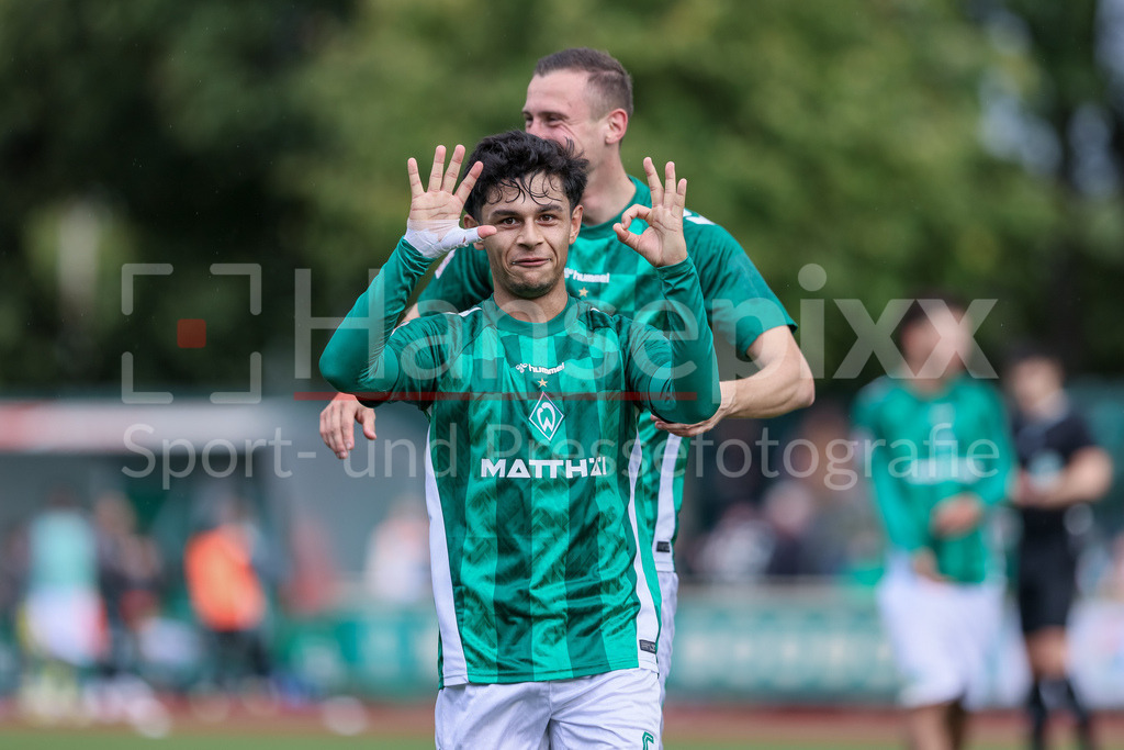 Fussball, Regionalliga Nord, SV Werder Bremen II - Hamburger SV II | v.li: Ricardo-Felipe Schwarz (SV Werder Bremen II, 6) zeigt mit den Händen das Ergebnis von 5:0, mit Torjubel, Jubel, jubeln, jubelt, optimistisch, Spielszene, Highlight, Freude über das Tor zum 5:0