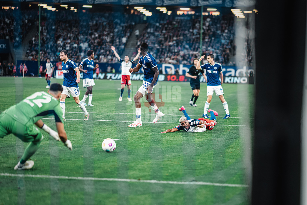 Fußball | Männer | Saison 2023/2024 | 2. Fußball-Bundesliga | 1. Spieltag | Hamburger SV vs. FC Schalke 04 | 28.07.2023 | Robert Glatzel (#9, HSV) wird von Ibrahima Cisse (#22, FC Schalke 04) zu Fall gebracht und bekommt einen Elfmeter