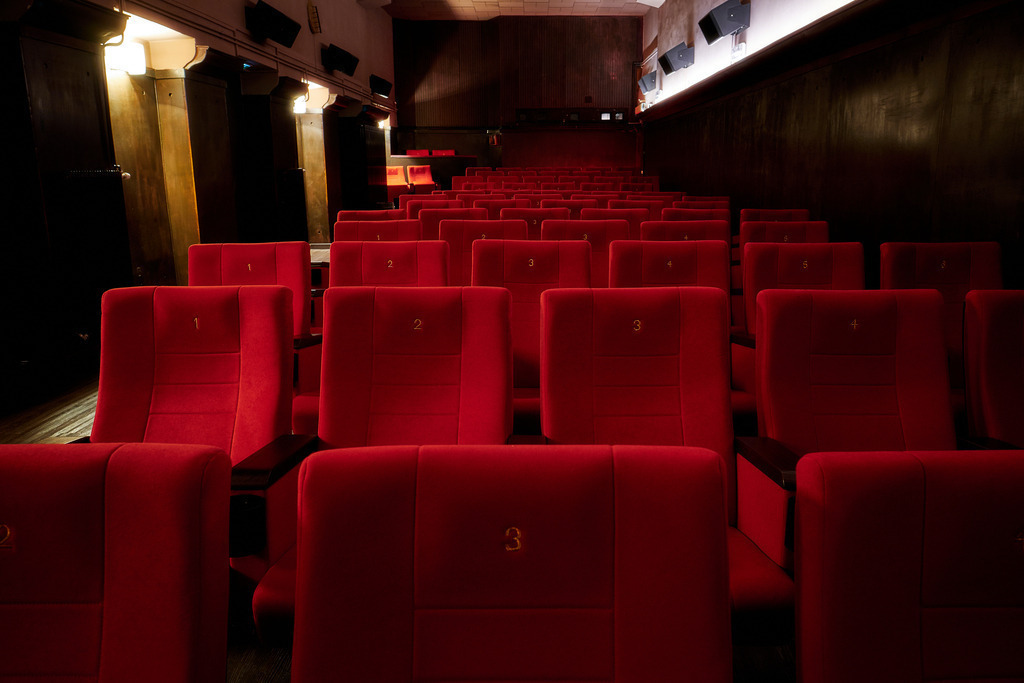 Admiral Kino Wien | Wien, Austria - November 25, 2019: Admiral Kino in Wien gegründet 1913, 2007 übernommen von Frau Englert; rote Sessel im Kino. - Realisiert mit Pictrs.com