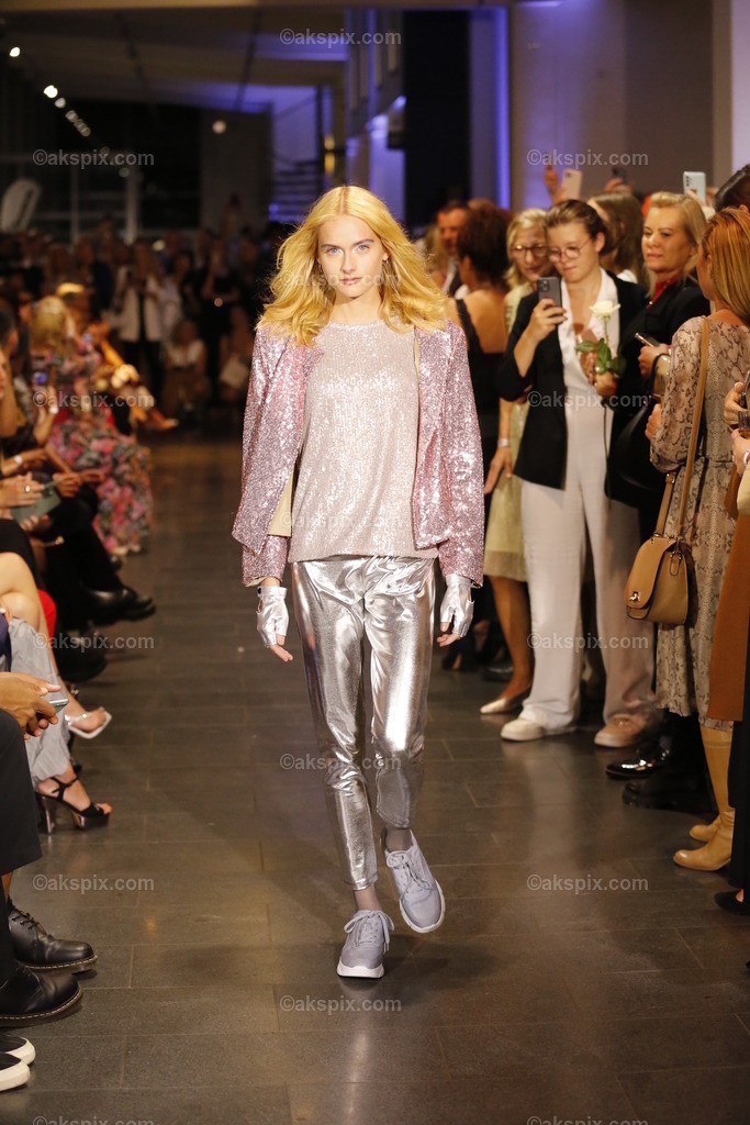 Deutschland: Fashionshow Silvermagic der brasilianischen Designerin Aline CELI während der Fashion Week Berlin | 08.09.2022, Berlin, Deutschland, Models laufen bei der Modenschau Silvermagic der brasilianischen Designerin Aline CELI während der Fashion Week Berlin im Autohaus König am 8. September 2022 in Berlin, Deutschland, über den Laufsteg.