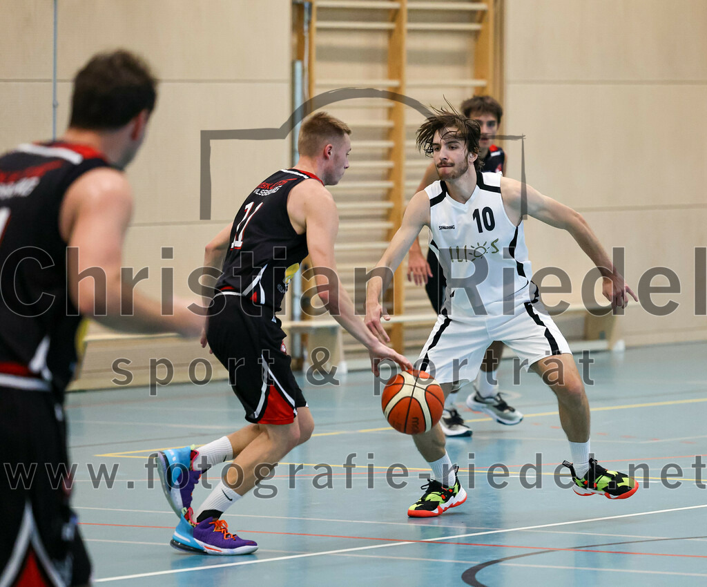 2022-10-16_076_TSV_Vaterstetten_gegen_Baskets_Vilsbiburg_2 | Vaterstetten, Deutschland, 16.10.2022:
Basketball, Bayernliga Herren Südost 2022 / 2023, 1. Spieltag, TSV Vaterstetten gegen Baskets Vilsbiburg 2, Endergebnis: 83:64

A. Bugajeu (Baskets Vilsbiburg, #11), Finn Liebig (TSV Vaterstetten, #10)

Foto: Christian Riedel / fotografie-riedel.net