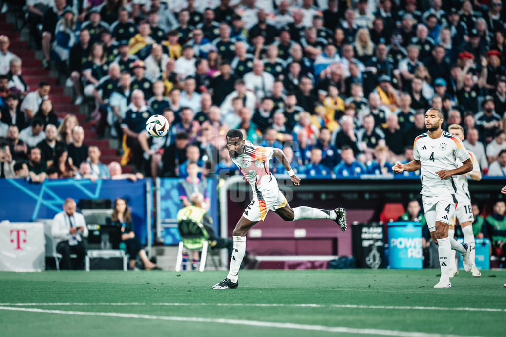 Fußball | Herren | UEFA-Fußball-Europameisterschaft 2024 | MD1 | Gruppe A | Deutschland vs. Schottland | 14.06.2024 | Antonio Rüdiger (#2, Deutschland) köpft den Ball