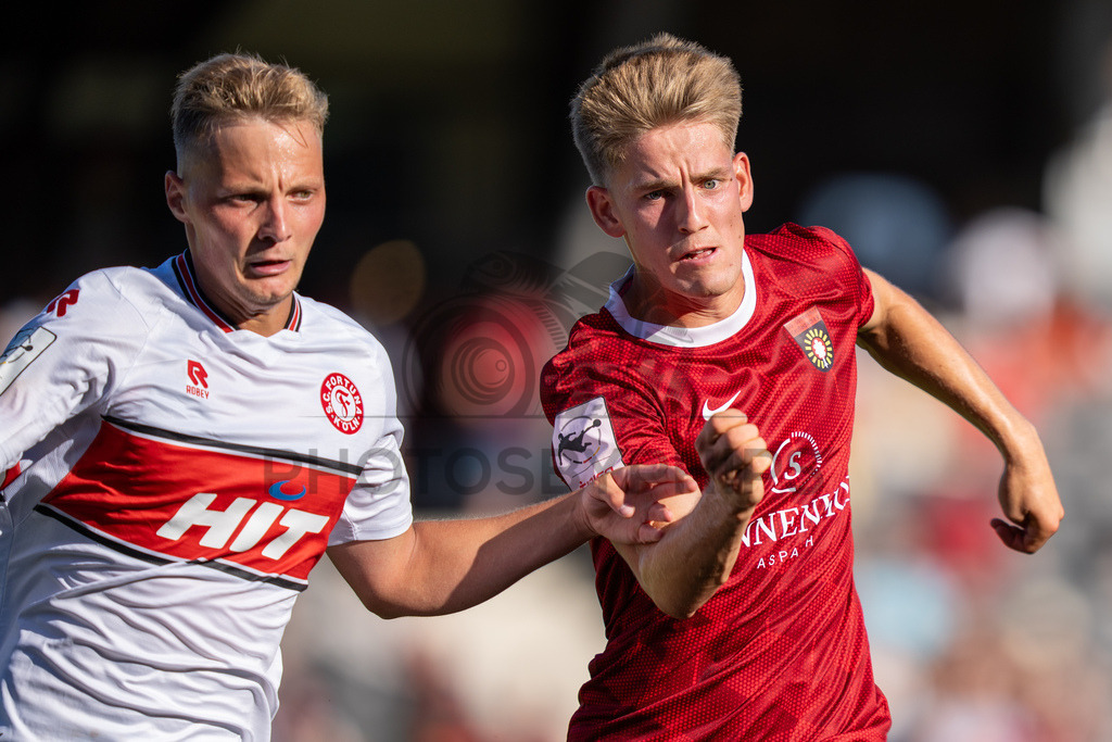SG Sonnenhof Großaspach vs. Fortuna Köln, Fussball, 3. Liga, 1. Spieltag, 08.08.2026 | Zweikampf zwischen Kevin Brechmann (Fortuna Köln, #27) und Lukas Stoppel (SG Sonnenhof Großaspach, #10),SG Sonnenhof Großaspach vs. Fortuna Köln, Fussball, 3. Liga, 1. Spieltag, 08.08.2026,DFB regulations prohibit any use of photographs as image sequences and/or quasi-video