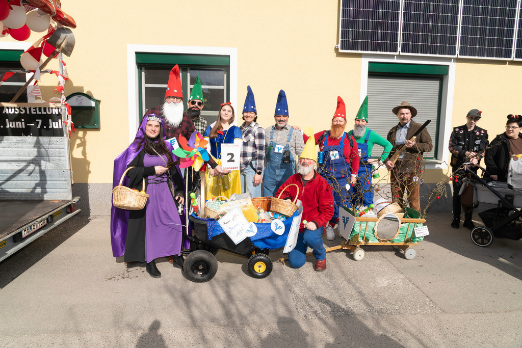 Umzug2025-004_8745 | Fotostrecke: FASCHINGSUMZUG 2025 in Loosdorf. 22 Masken(gruppen)-Teilnehmer: Loosdorfer Vereine, Wirtschaftstreibende, Gemeindeabordnungen sowie Kreditinstitute. rund 700 Besucher entlang der Hauptstrasse. Veranstaltungs-Sicherung durch Mannschaft der FF-Loosdorf mit schwerem Gerät. Maskenprämierung am EKZ-Platz durch Bgm. Thomas Vasku in den Kategorien: Bester Festwagen (Fa. gkonzept-Groissenberger; Beste Personengruppe-ASK-Loosdorf; Beste Einzelperson; Weiteste Anreise-FF Schollach;