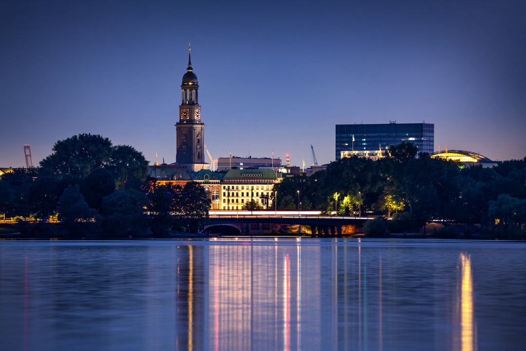 10220904 - Blick auf den Michel | Blick über die Aussenalster auf den Michel bei Nacht.