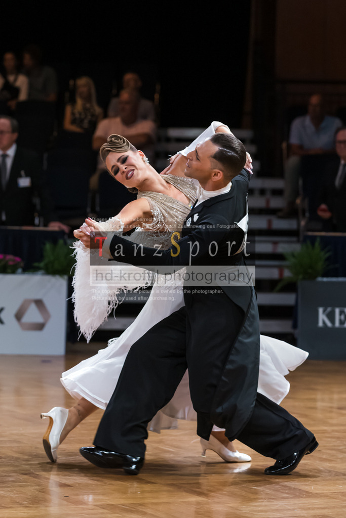 20250821_WDSF_GS_Std_R1_B2_4181 | Tanzsportbilder, Standardtanz, Lateintanz, WDSF, DTV, LTVB, dancecomp, goc, hessen tanzt, blaues band der spree, walzer, tango, wiener walzer, slowfox, quickstepp, samba, rumba, cha-cha-cha, paso doble. jive, hd-kroft photography, turniertanzsport