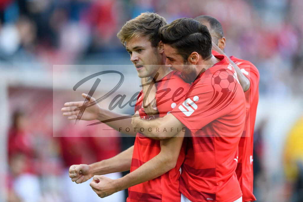 HFCFCK20210824_020 | Fussball, Herren: Tom Zimmerschied (Hallescher FC) Torjubel, jubelt nach seinem Treffer zum 1:0 mit Niklas Kreuzer (Hallescher FC) beim Spiel der 3. Liga zwischen Hallescher FC und 1. FC Kaiserslautern im Leuna-Chemie-Stadion am 24.08.2021 in Halle (Saale), Deutschland. - Realisiert mit Pictrs.com