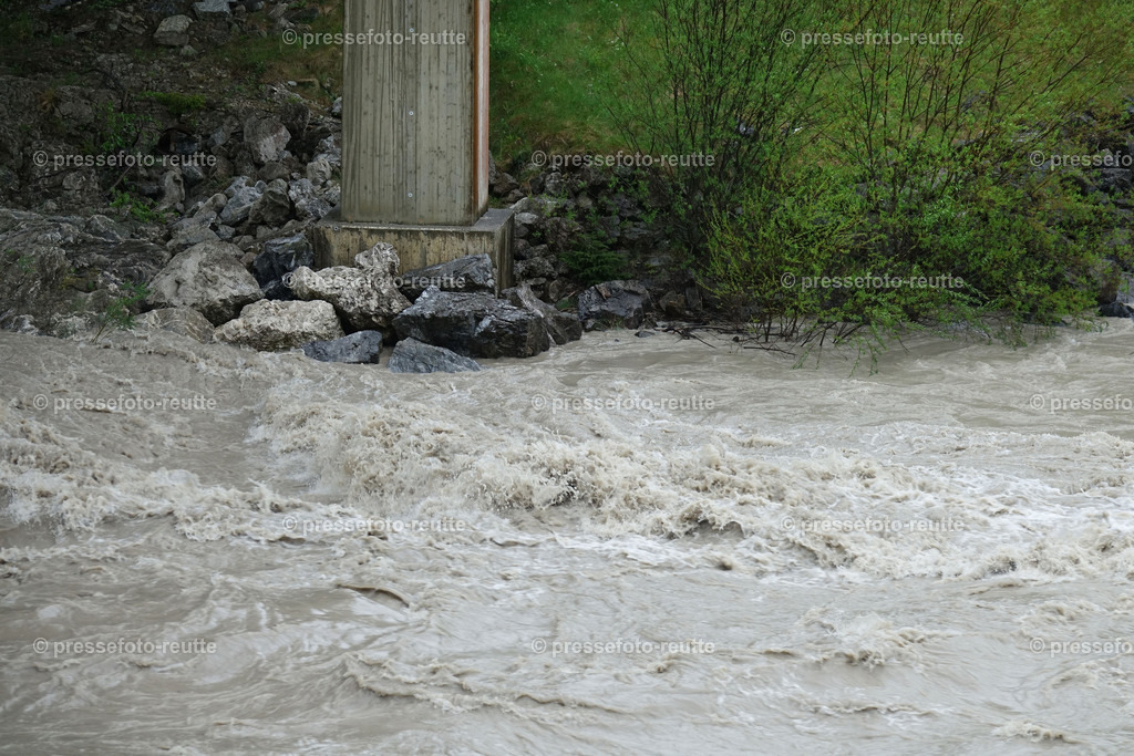 welltvi-Ulrichsbruecken-B179-Pinswang-Hochwasser-21052019-DSD01445 | Info aus dem Bezirk Reutte/Ausserfern Tirol sowie eine umfangreiche Bilddatenbank über die gesamte Region: Lechtal, Talkessel Reutte, Tannheimertal, Zwischentoren. Lech, Plansee, Zugspitze, Grenztunnel, B179, Fernpassstraße, Verkehr, Lawinen, Tradition, - Realisiert mit Pictrs.com